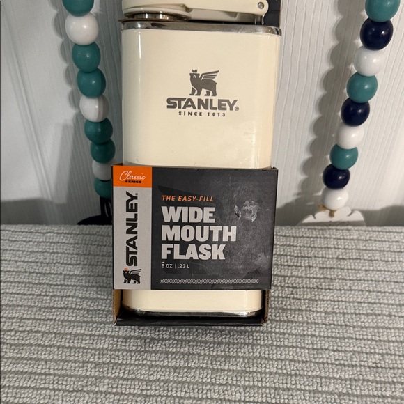 Stanley Classic Cream Wide Mouth Flask - Picture 1 of 3